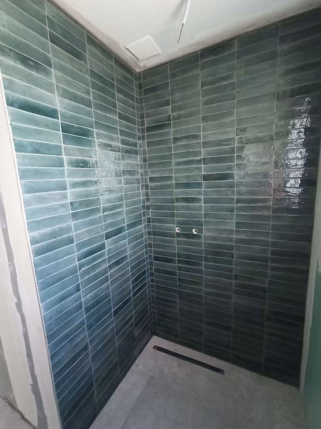 Faïence bleu-vert dans une douche, photo fournie pour la maquette