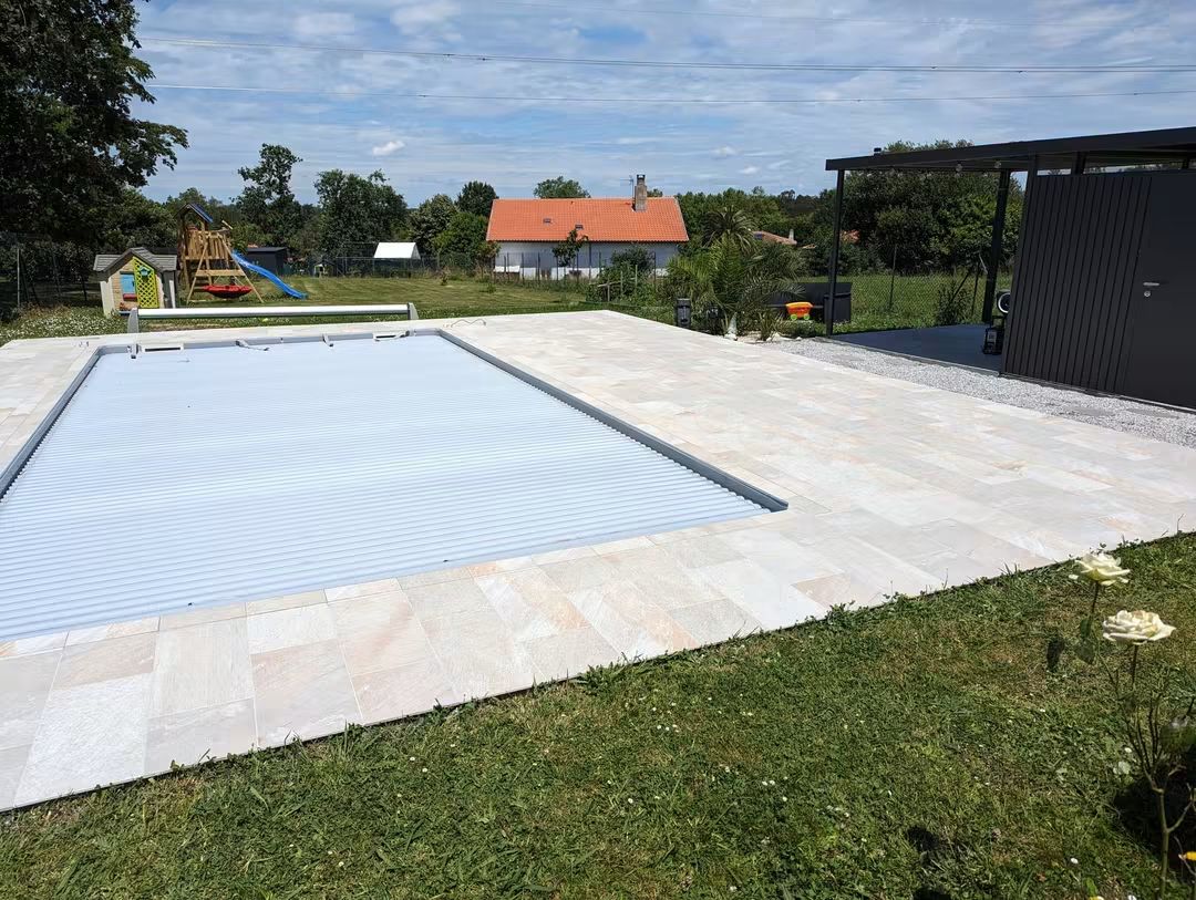 Plage carrelée autour d’une piscine, photo fournie pour la maquette