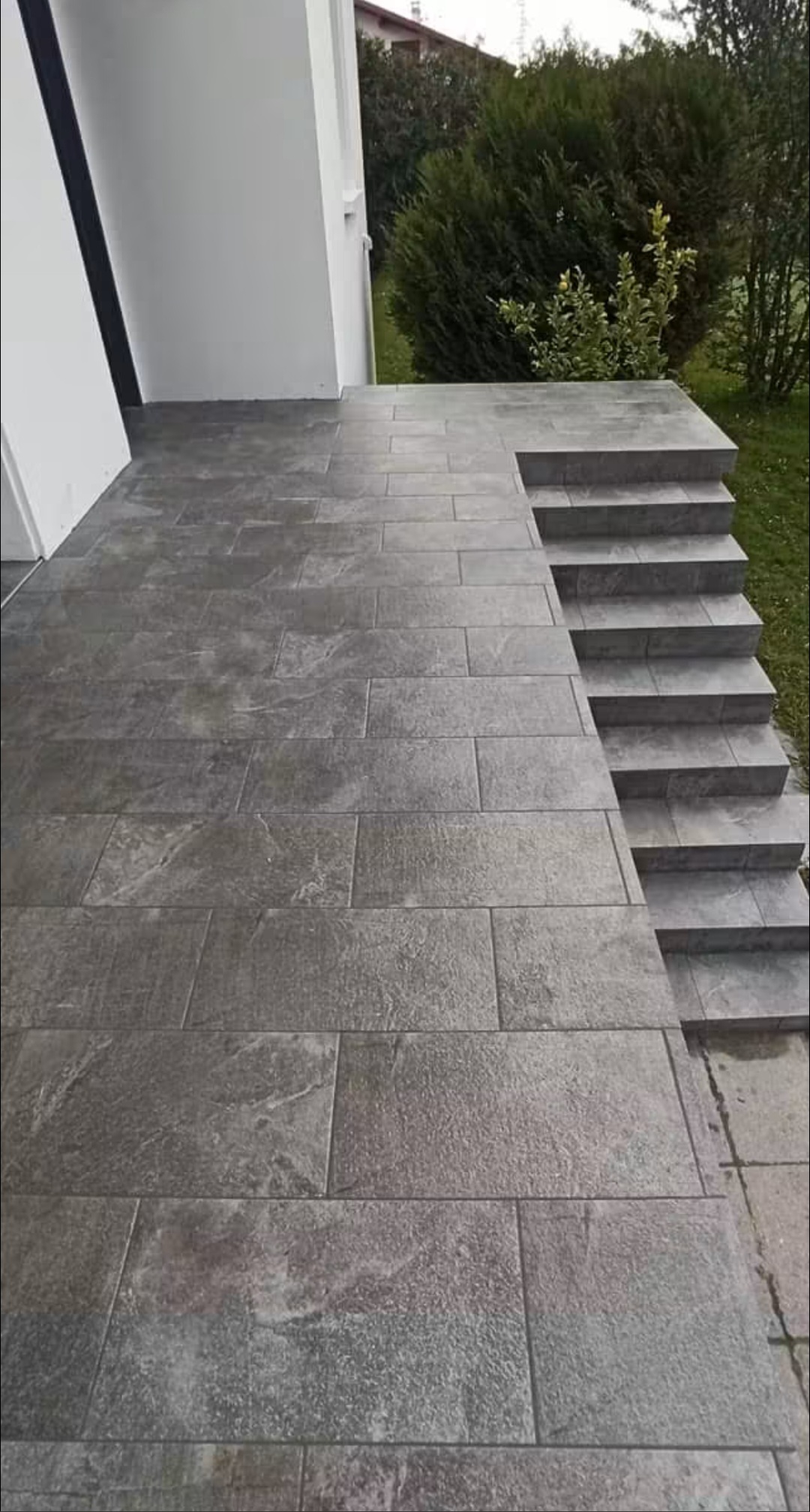 Terrasse et escalier carrelés, photo fournie pour la maquette